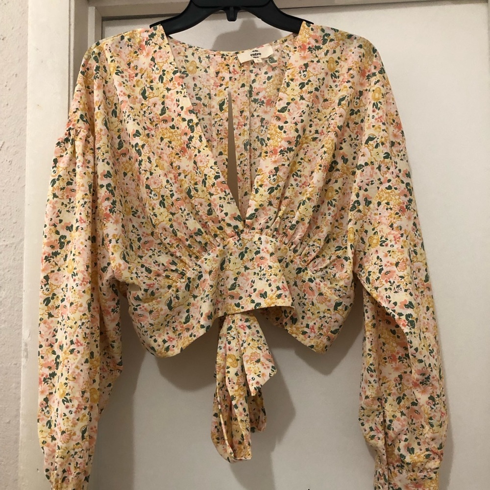 Local Boutique (Petals) floral crop top with open back slit!